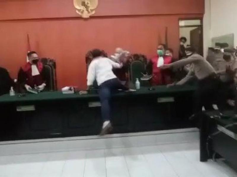 Detik-detik aktivis anti masker M Yunus Wahyudi menganiaya Ketua Majelis Hakim di PN Banyuwangi, Jawa Timur (Net)