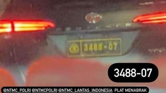 Mobil fortuner berpelat polri melawan arus di Jaksel (ntmc)