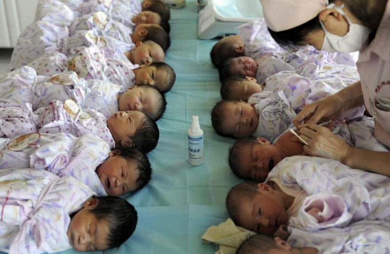 Kebijakan 1 anak berakhir, china perbolehkan warga miliki maksimal 3 anak (AFP)