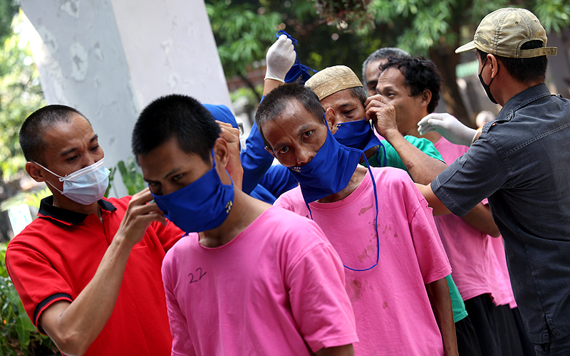 Sejumlah orang dengan gangguan jiwa (ODGJ) berkumpul usai menjalani tes usap (swab test) PCR di Panti Sosial Bina Insan Bangun Daya 2, Cipayung, Jakarta, Senin (23/8). Sebanyak 300 ODGJ menjalani tes usap PCR yang dilakukan oleh petugas kesehatan Puskesmas Kecamatan Cipayung dalam rangka screening sebelum vaksinasi COVID-19 dosis kedua untuk ODGJ. Robinsar Nainggolan