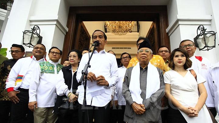 Capres nomor urut 01, Jokowi (lima dari kiri) didampingi cawapres Ma`ruf Amin bersama partai koalisi saat memberikan keterangan pers di Jakarta, Kamis, 18 April 2019. Dalam kesempatan ini, Jokowi mendeklarasikan diri sebagai pemenang pemilihan presiden 2019 dengan raihan suara 54,5 persen. (TEMPO)