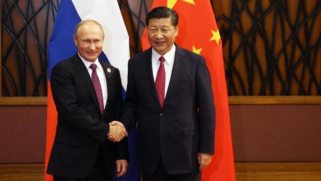 Presiden Rusia Vladimir Putin dan Presiden China Xi Jinping. (AFP Photo/Sputnik/Konstantin Zavrazhin)  
