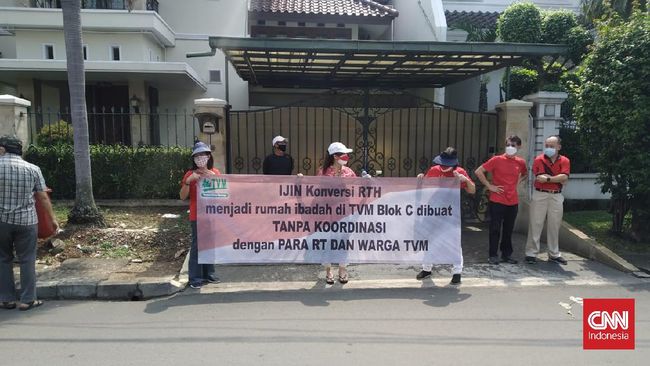Sejumlah warga menggelar demo tolak pembangunan masjid di Kompleks Perumahan Taman Villa Meruya, Jakarta Barat, Jumat (27/8). (CNNIndonesia/Yogi Anugrah)