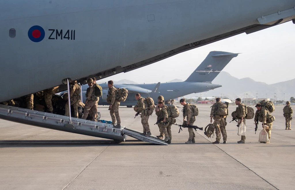 Pasukan militer Inggris menaiki pesawat A400M yang berangkat dari Kabul, Afghanistan, Sabtu (28/8/2021). (Foto: Reuters).