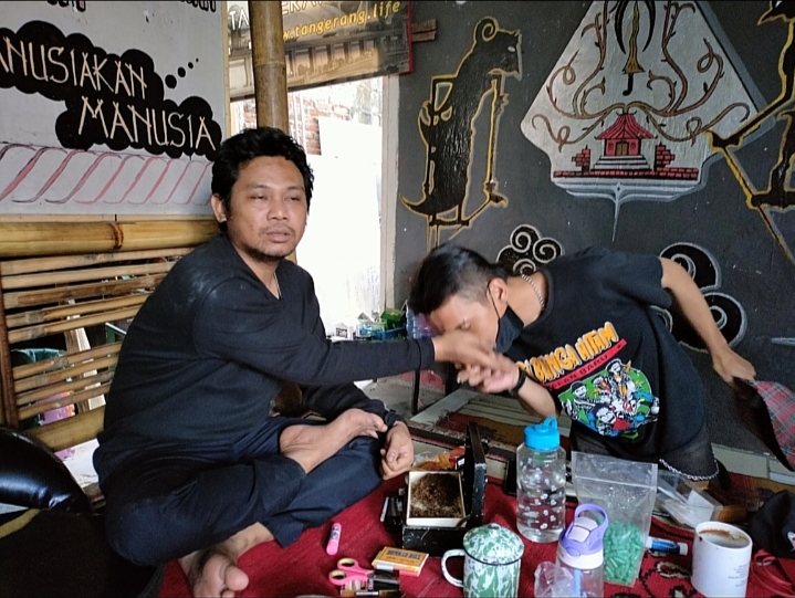 Seorang pemuda jalanan mencium tangan Hidayat Shaleh (Gus Dayat), pengasuh Majelis Preman, sesaat sebelum berangkat beraktivitas keluar, Rabu (25/8/2021). (Foto: Law-Justice/Alfin Pulungan)