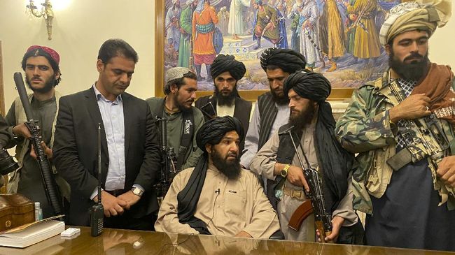 Taliban mendeklarasikan Afghanistan kini merdeka sepenuhnya setelah pesawat militer terakhir AS lepas landas dari bandara Kabul pada Senin (30/8). (AP/Zabi Karimi)