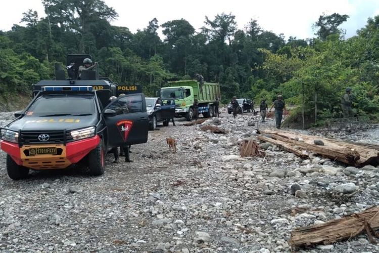 Ikuatrasi.Personel Satgas Nemangkawi berada di Kali Yegi, Distrik Dekai, untuk mencari pekerja PT. Indo Papua yang melarikan diri dari KKB, Yahukimo, Papua, Senin (23/8/2021)(Dok Humas Polda Papua)