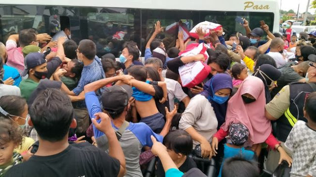 Sembako Jokowi Picu Kerumunan di Cirebon, Kubu HRS Bilang Begini. (gelora).