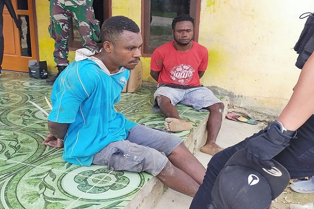 Satuan Yonif Raider 762/VYS dan anggota Kodim 1809/Maybrat berhasil menangkap dua anggota Kelompok Kriminal Bersenjata (KKB) terduga pelaku pembunuhan empat anggota TNI di Kampung Kisor, Maybrat, Papua Barat, Kamis sore (2/9/2021). (Kodam Kasuari)