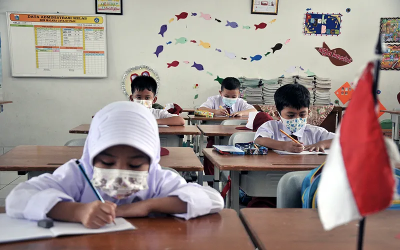 Pembelajaran Tatap Muka (PTM) Terbatas di SDN Malaka Jaya 07 Pagi, Klender, Jakarta, sudah berjalan di minggu ini. Kembali digelarnya PTM pada hari ini disambut antusias oleh murid, terutama kelas 1 SD yang baru pertama kali belajar langsung di ruang kelas karena sebelumnya mereka sekolah dari rumah sejak Tahun Ajaran Baru pada awal Juli kemarin. Robinsar Nainggolan