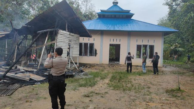 Pembakaran Masjid Ahmadiyah di Sintang, Kalimantan Barat (Ist)