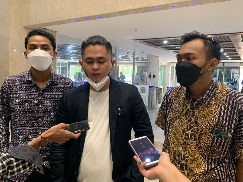 Koordinator KMI, Abraham (tengah) usai mengadukan pelanggaran etik MKD DPR RI di Kompleks Parlemen, Senayan, Jakarta Pusat, Kamis (9/9/2021). (Foto: Dok. KMI).