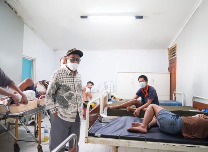 Menkopolhukam Mahfud MD saat mengunjungi napi yang menjadi korban kebakaran Lapas Kelas 1A Tangerang, Rabu (8/9/2021). (Foto: Instagram @mohmahfudmd).