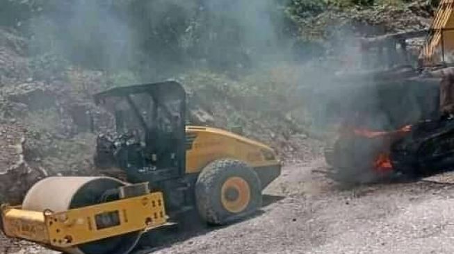 TPNPB-OPM mengklaim membakar alat berat yang digunakan pemerintah Indonesia untuk pembangunan jalan Trans Papua, Rabu (8/9/2021). (Foto Dok. Sebby Sambom)