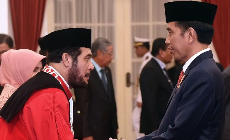 Presiden Joko Widodo memberikan ucapan selamat dan bersalaman dengan Anwar Usman, hakim konstitusi dalam pengucapan sumpah atau janji di Istana Negara, Jakarta, Kamis (7/4/2016). (Foto: Cahyo/Biro Pers Sekretariat Presiden).