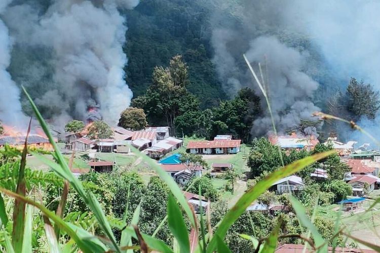 Kebulan asap yang berasal dari sejumlah bangunan yang dibakar KKB di Distrik Kiwirok, Kabupaten Pegunungan Bintang, Papua, Senin (13/9/2021)