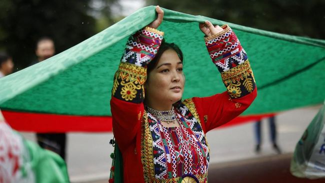 Perempuan Afghanistan ramai-ramai pakai Busana tradisional Afganistan (AFP)