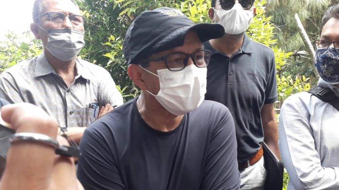 Rocky Bersama kuasa hukum menggelar jumpa pers di rumahnya yang terancam digusur di kawasan Sentul, Desa Bojongkoneng, Kecamatan Babakan Madang, Kabupaten Bogor, Senin (13/9/2021). (Istimewa)