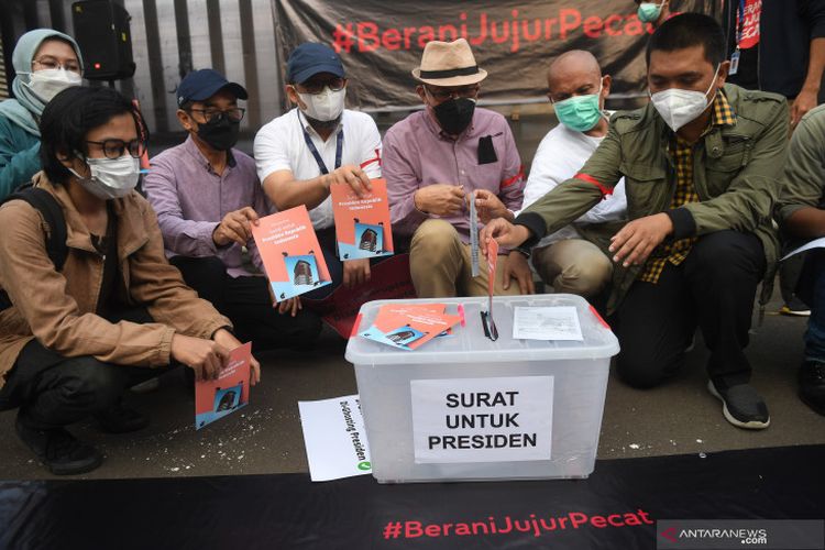 Sejumlah pegawai nonaktif KPK bersama pegiat anti korupsi menunjukkan surat untuk presiden saat mengikuti aksi anti korupsi di Jakarta, Rabu (15/9/2021). (Antara)