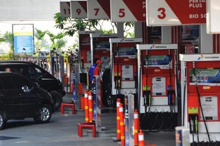 Pom pengisian bensin Pertamina (Kompas)