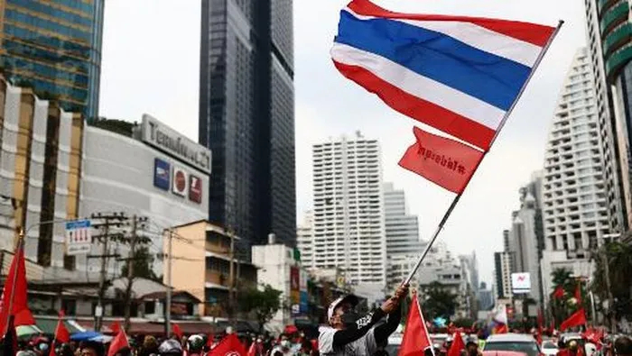 Demonstran di Thailand desar PM Thailand Prayut Chan-o-cha Mundur saat peringatan Kudeta Militer ke-15 (Reuters)