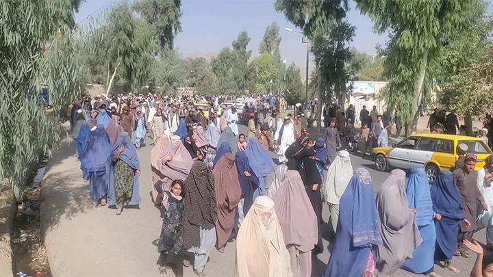 Ribuan warga Afghanistan memprotes Taliban di kota selatan Kandahar pada hari Selasa, (14/9/2021). (Foto: Reuters).
