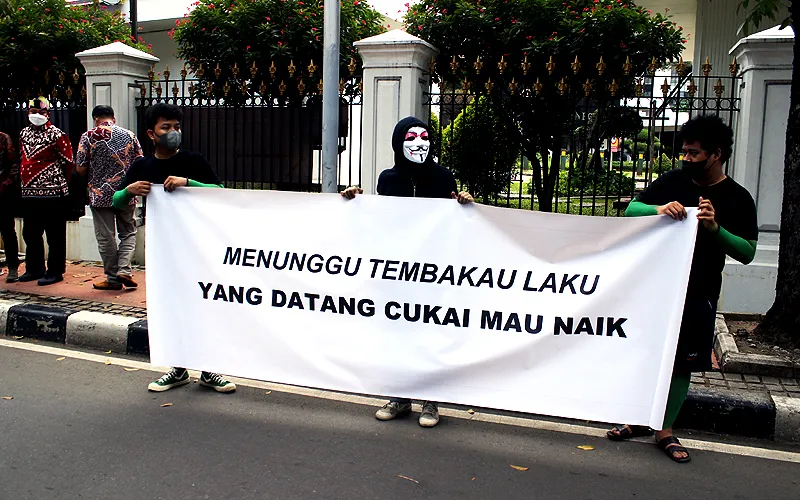 Sejumlah aliansi petani tembakau Indonesia menggelar aksi treatrikal saat menggelar unjuk rasa di depan pintu masuk Kementerian Sekretariat Negara yang masuk ke dalam lingkungan Istana Kepresidenan, Jakarta, Senin (20/9). Aksi tersebut sebagai bentuk penolakan kenaikan harga cukai rokok 2022. Robinsar Nainggolan