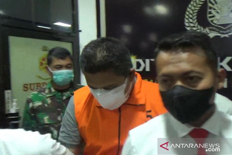 Tersangka DR oknum Polres Batanghari, Jambi, yang ditangkap dari lokasi ledakan sumur minyak ilegal di Kabupaten Batanghari. (ANTARA)