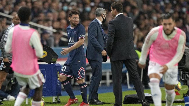 Lionel Messi terlihat kesal ditarik keluar Pochettino. (AP) 