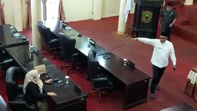 Bupati Solok Epriyadi Esda mengamuk di Ruang Sidang Paripurna akibat perdebatan tanpa henti yang dilakukan anggota DPRD (Net)