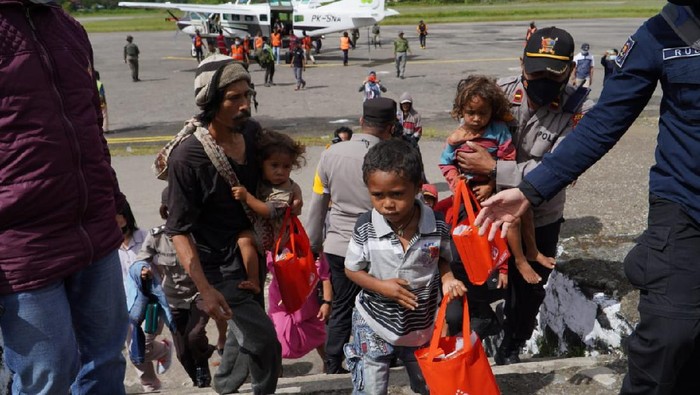 Proses evakuasi warga Kiwirok, Pegunungan Bintang, Papua usai serangkaian teror teroris KKB. (dok. Humas Satgas Nemangkawi)