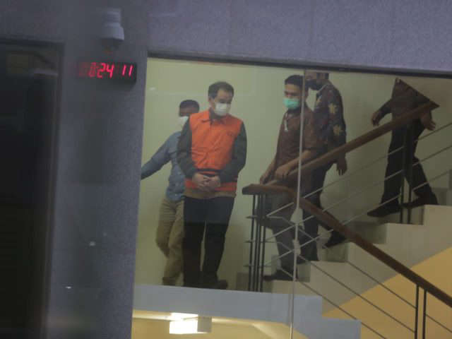 Dipamerkan Pakai Rompi Tahanan, KPK Tetapkan Azis Syamsuddin Tersangka Kasus Suap 