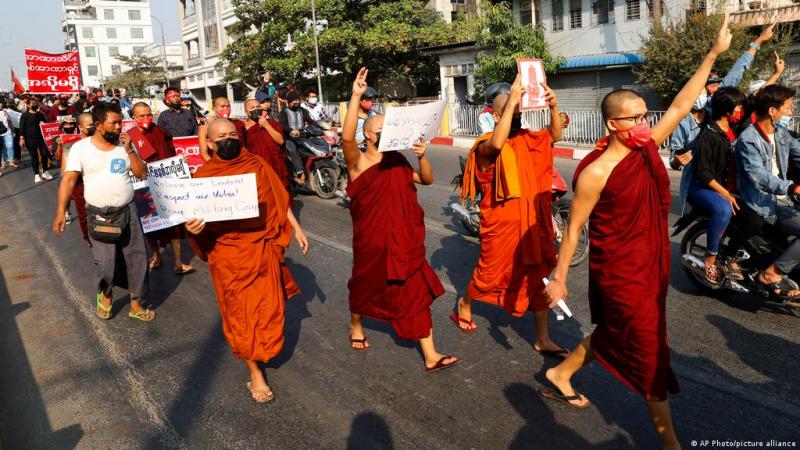 Puluhan Biksu protes kudeta Myanmar (AP)