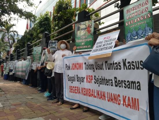 Penyampaian pendapat oleh para korban KSP SB di depan Gedung Kemenkop UMKM. (Foto: RRI).