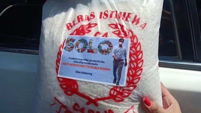 Beras bantuan warga ditempeli stiker berfoto Gibran (Net)