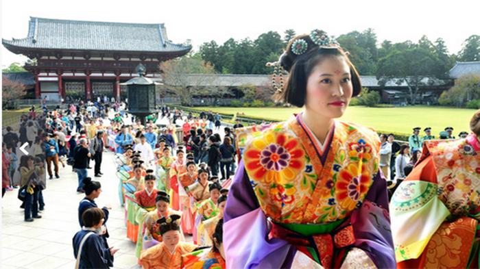 Perempuan-perempuan Jepang memakai baju tradisional (Reuters)