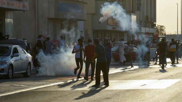 Polisi menembakkan gas air mata ke warga yang protes berdirinya kedubes Israel di Bahrain (AP)