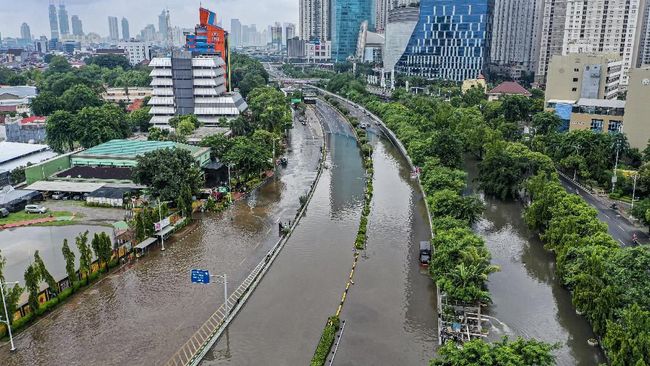 Jejak Banjir merendam kawasan Jalan S. Parman, Jakarta Barat, 1 Januari 2020.(ANTARA FOTO/Muhammad Adimaja)  