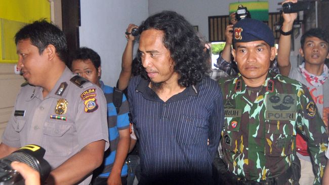 Eks pemimpin kelompok teroris Mujahidin Indonesia Timur (MIT), Muhammad Basri Bin Barjo alias Bagong, mengucapkan ikrar setia kepada NKRI. (ANTARA FOTO/Fiqman Sunandar)