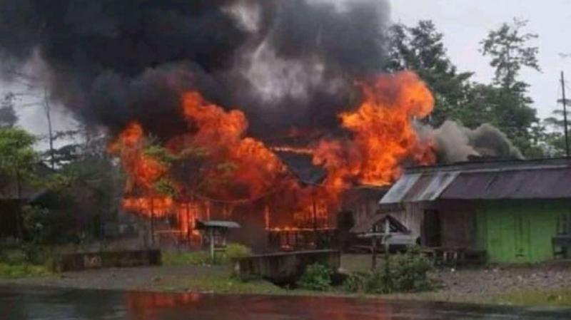 Rumah warga terbakar akibat ulah sekelompok masyarakat yang mengamuk di Kabupaten Yahukimo, Papua, Minggu 3 Oktober 2021 [Kabarpapua.co]
