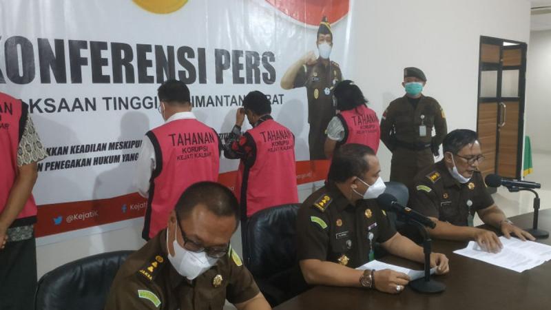 Kejaksaan Tinggi Kalimantan Barat menahan empat tersangka dugaan korupsi dana hibah dari Pemerintah Kabupaten Sintang,/ Antara