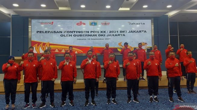 Gubernur DKI Jakarta Anies Baswedan berfoto bersama Kontingen DKI Jakarta yang siap bertanding di PON XX Papua 2021 di Gedung Balai Kota, Jakarta, Rabu (15/9/2021). [ANTARA]