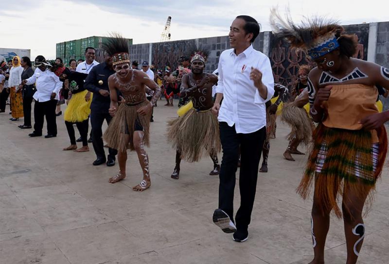 Jokowi menari bersama warga Papua di Kaimana 2019 lalu (Kompas)