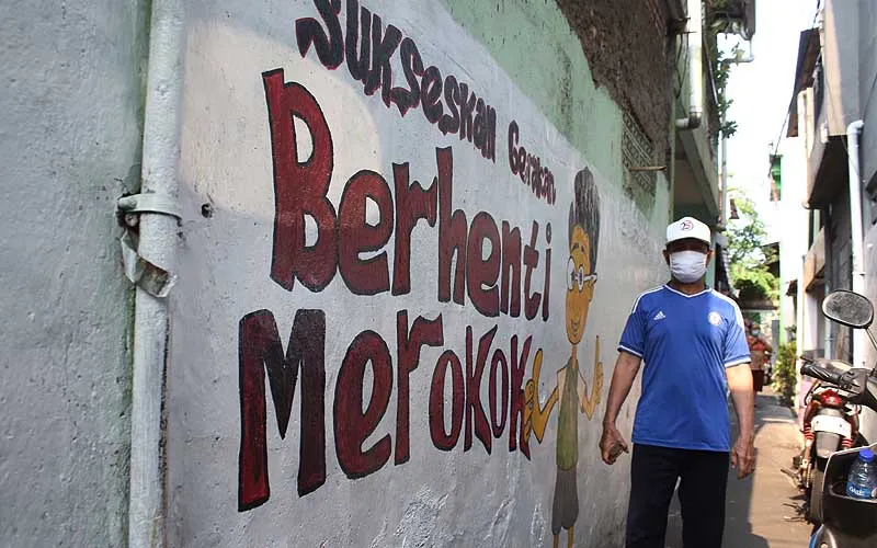Di sudut Kota Jakarta terdapat sebuah kampung yang dikenal sebagai Kampung Bebas Asap Rokok. Nekat merokok di sini siap-siap kena denda Rp 50 ribu. Sejumlah RT di wilayah RW 06, Kelurahan Kayu Manis, Matraman, Jakarta Timur, menjadikan lingkungannya sebagai Kampung Bebas Asap Rokok. Robinsar Nainggolan