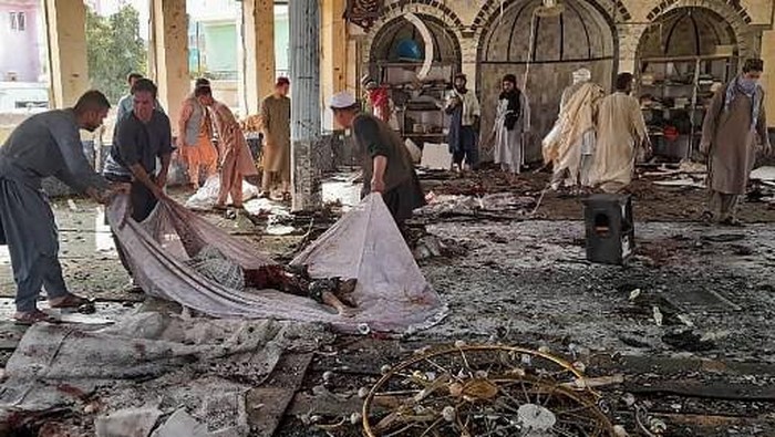 Bom bunuh diri di Masjid Syiah Afghanistan terjadi saat salat Jumat (AFP)