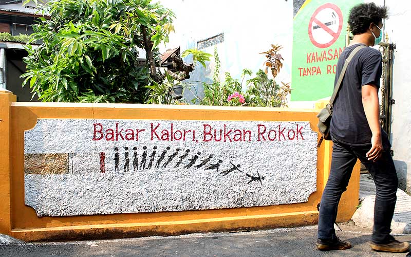 Di sudut Kota Jakarta terdapat sebuah kampung yang dikenal sebagai Kampung Bebas Asap Rokok. Nekat merokok di sini siap-siap kena denda Rp 50 ribu. Sejumlah RT di wilayah RW 06, Kelurahan Kayu Manis, Matraman, Jakarta Timur, menjadikan lingkungannya sebagai Kampung Bebas Asap Rokok. Robinsar Nainggolan