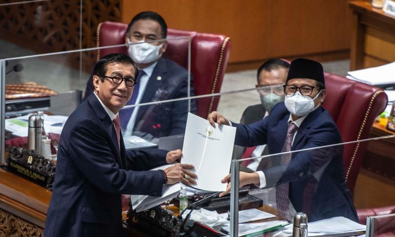 Menkumham Yasonna Laoly menyerahkan dokumen ke Wakil Ketua DPR Muhaimin Iskandar dalam Rapat Paripurna DPR di Jakarta, Kamis (7/10). ANTARA FOTO/Aprillio Akbar