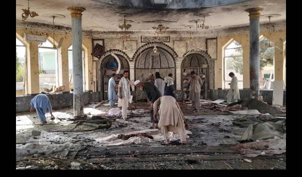Serangan bom bunuh diri di Masjid Gozar-e-Sayed Abad di Kunduz, Jumat (8/10/2021). (AP Photo/Abdullah Sahil)