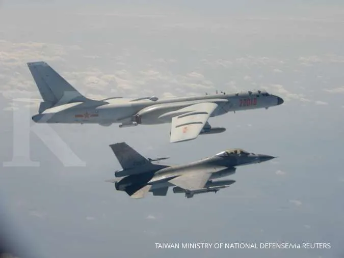 Ilustrasi pesawat pembom H-6 Angkatan Udara China PLA terbang dekat Pesawat Tempur F-16 Taiwan. (Reuters)