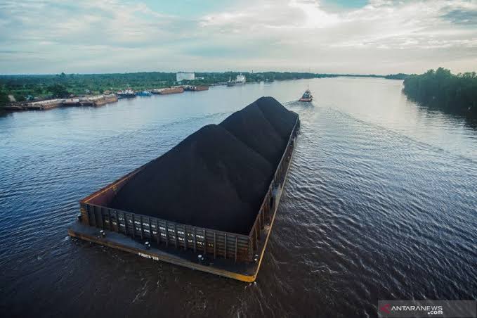 Kapal tongkang pengangkut batu bara melintas di Sungai Barito, Kabupaten Barito Kuala, Kalimantan Selatan, Sabtu (13/6/2020). (Foto: Antara).